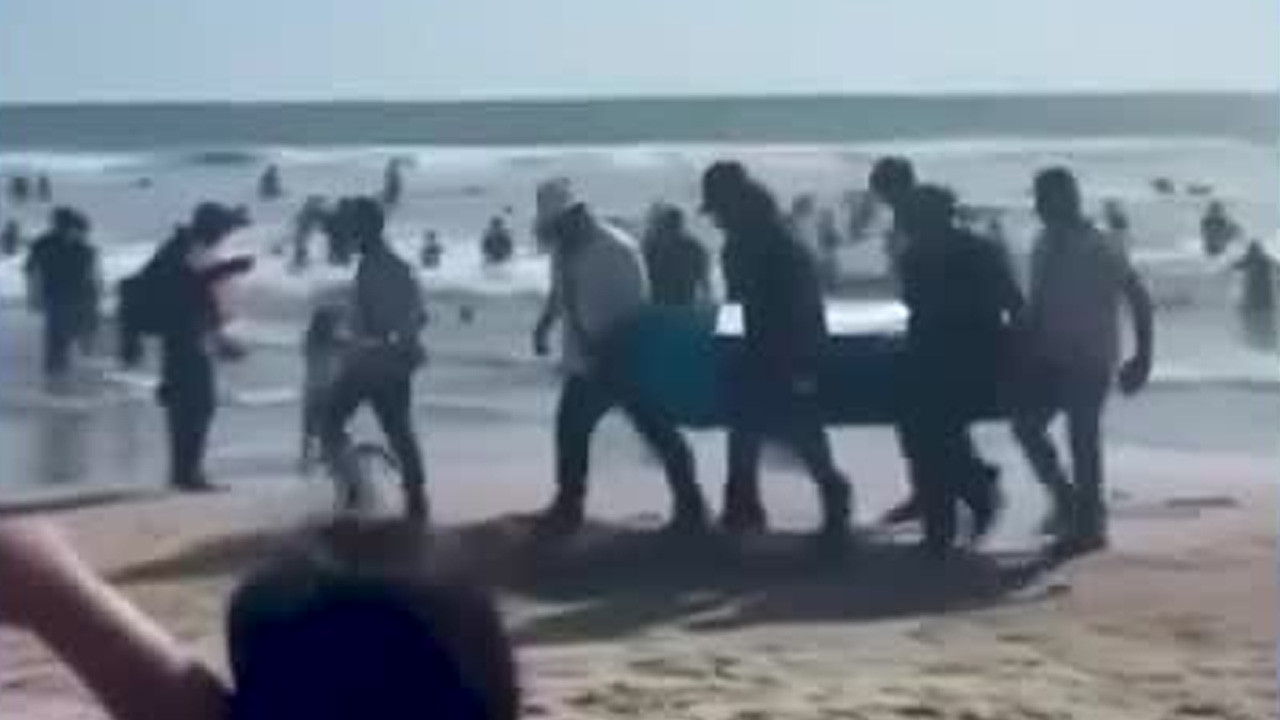 Un grupo de bañistas en Playa El Caimanero, Sinaloa, fue captado usando un ataúd como hielera para bebidas.