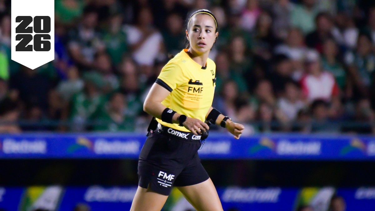 Katia Itzel García, árbitra central durante un partido de la Liga MX.