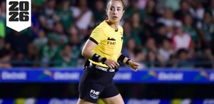Katia Itzel García, árbitra central durante un partido de la Liga MX.