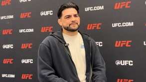 Kelvin Gastelum en una entrevista previo a su pelea de UFC 327.