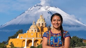 Santuario de la Virgen de los Remedios en San Pedro Cholula con una persona originaria de protagonista