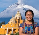 Santuario de la Virgen de los Remedios en San Pedro Cholula con una persona originaria de protagonista