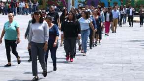 Personas evacuando durante sismo en México