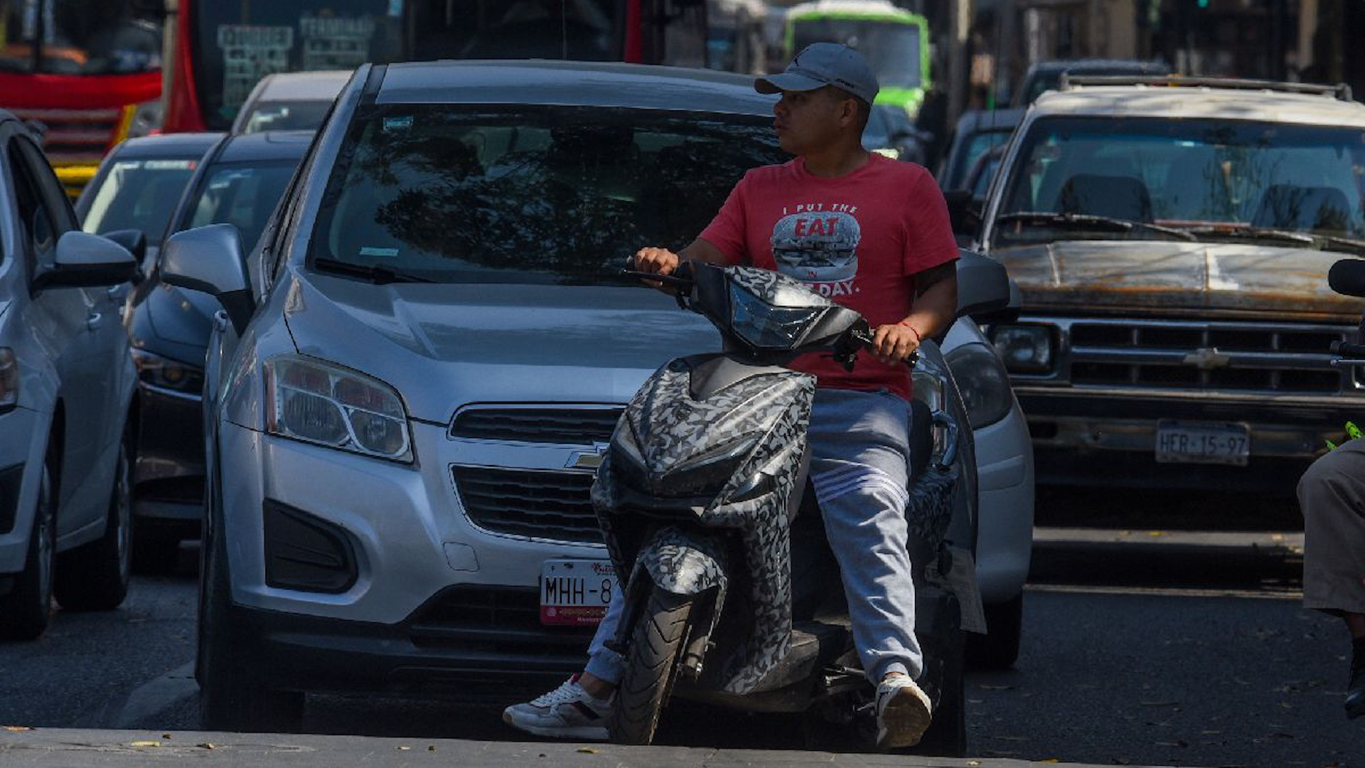 ¿Es seguro caminar por el Centro Histórico? Cifras oficiales muestran el alto índice de accidentes que involucran motos, bicicletas y peatones en la CdMx.