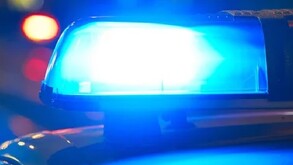 Sirena de policía en color azul, blanco y rojo