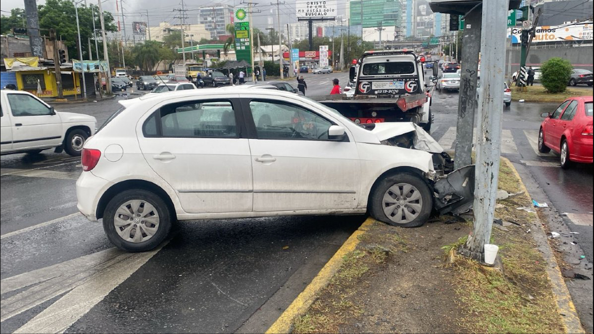 Un fuerte choque múltiple en la avenida Alfonso Reyes en Monterrey dejó heridos y caos vial hoy. La lluvia y el pavimento resbaladizo causaron la carambola.