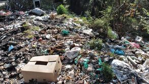 Basura y residuos navegando en el agua de un río.