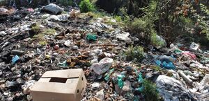 Basura y residuos navegando en el agua de un río.