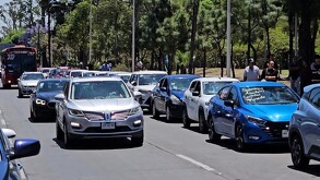 Grupo de automóviles bloqueando calles en Guadalajara durante protesta de choferes de plataforma