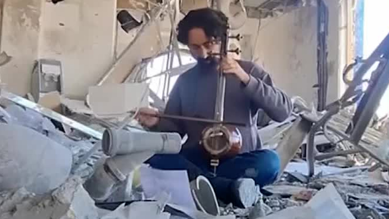 Un profesor de música iraní difundió un video en redes sociales tocando entre las ruinas de su escuela en Teherán tras un ataque.