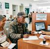 una pareja en un módulo del imss bienestar tramitando su credencial universal de salud en puebla