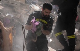 Un rescatista sostiene dinero recuperado de entre los escombros de un edificio destruido, alcanzado un día antes por ataque aéreo israelí en el centro de Beirut