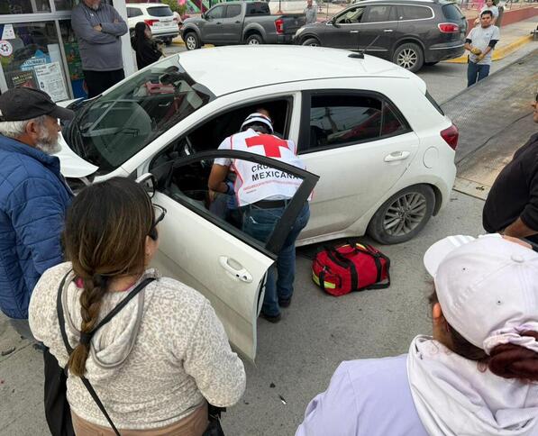 Una grúa realizó el retiro de las unidades involucradas, mientras elementos de la Policía Municipal permanecieron en la zona.