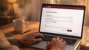 Una persona sentada frente a su computadora haciendo su declaración anual del SAT