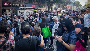 Desalojo de edificio por sismo en la Ciudad de México.