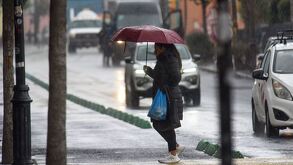 Mujer con paraguas ante inclemencias del clima en CdMx