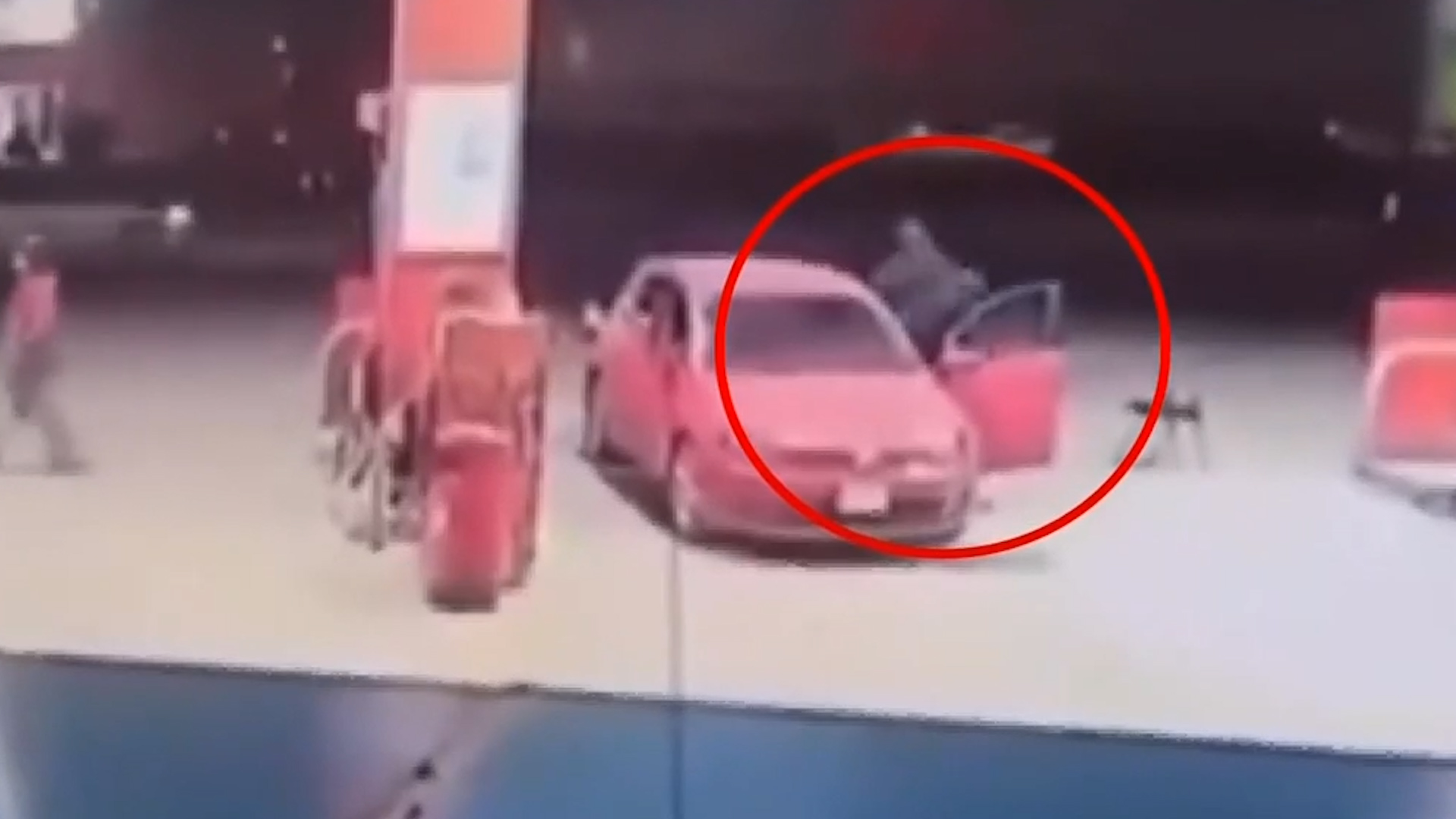 Reportan robo de auto en gasolinera de Cuautitlán Izcalli. Delincuentes encañonaron a la víctima en la carretera. Vecinos aseguran que los asaltos son diarios.