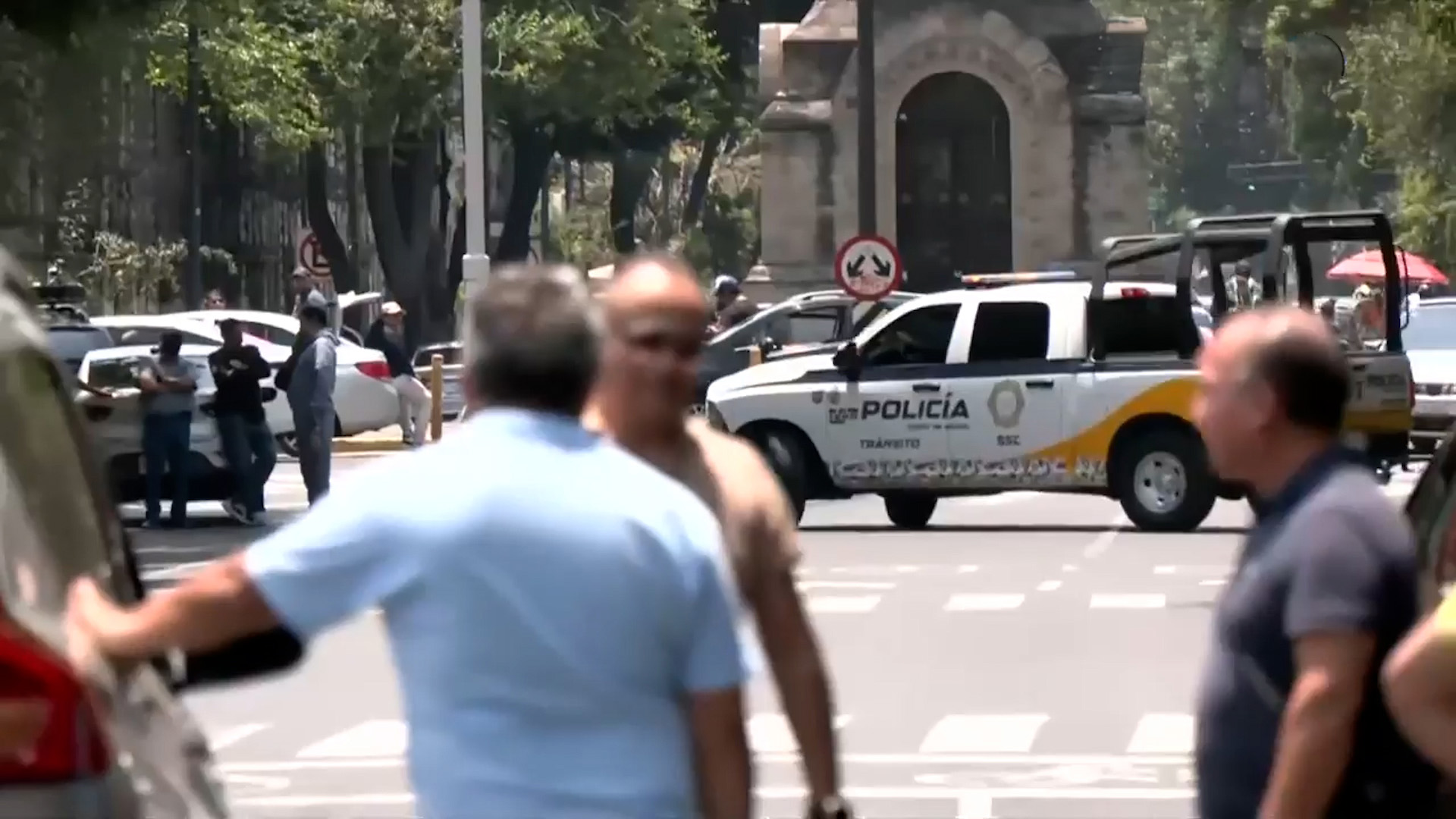 Choferes de aplicaciones bloquean Bucareli y la Segob en CdMx. Exigen permiso para operar en el AICM y detener el retiro de unidades con grúas.