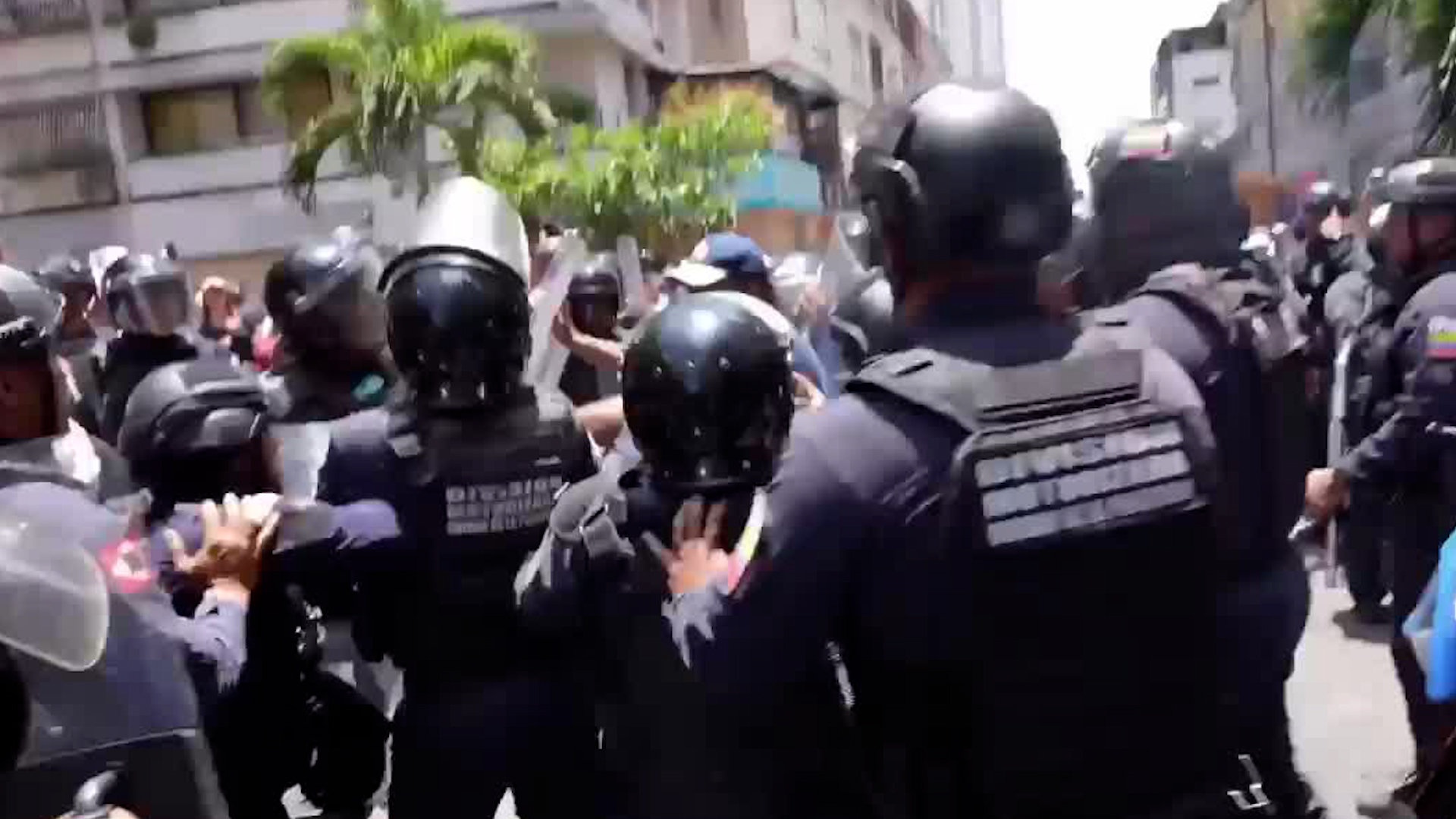 Una manifestación por mejoras salariales en Caracas se tornó violenta por un fuerte despliegue de la Policía Nacional Bolivariana.