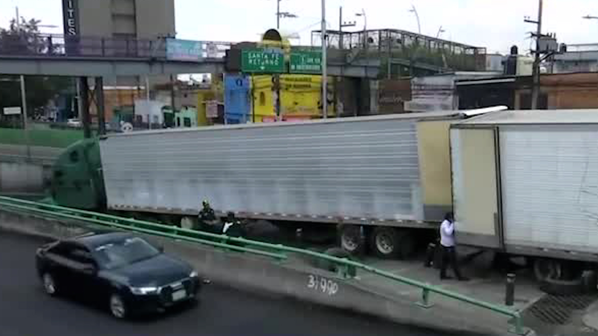 Un vehículo de carga se impactó contra bolardos. Se registra caos vial sobre la zona.