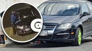 Auto Volkswagen con una imagen sobrepuesta de un auto cargando gasolina.