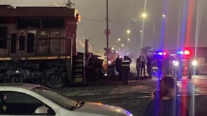 Se observa a varias personas paradas, es de noche y hay un choque.