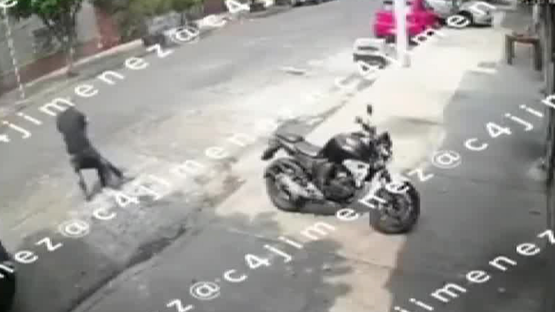 Los hechos quedaron registrados por una cámara de seguridad que captó el momento.