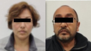 Mujer de cabello corto y rubio junto a un hombre calvo de lentes.