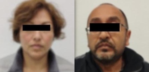 Mujer de cabello corto y rubio junto a un hombre calvo de lentes.