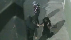 Hombres asaltando a un joven arrodillado.