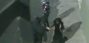 Hombres asaltando a un joven arrodillado.