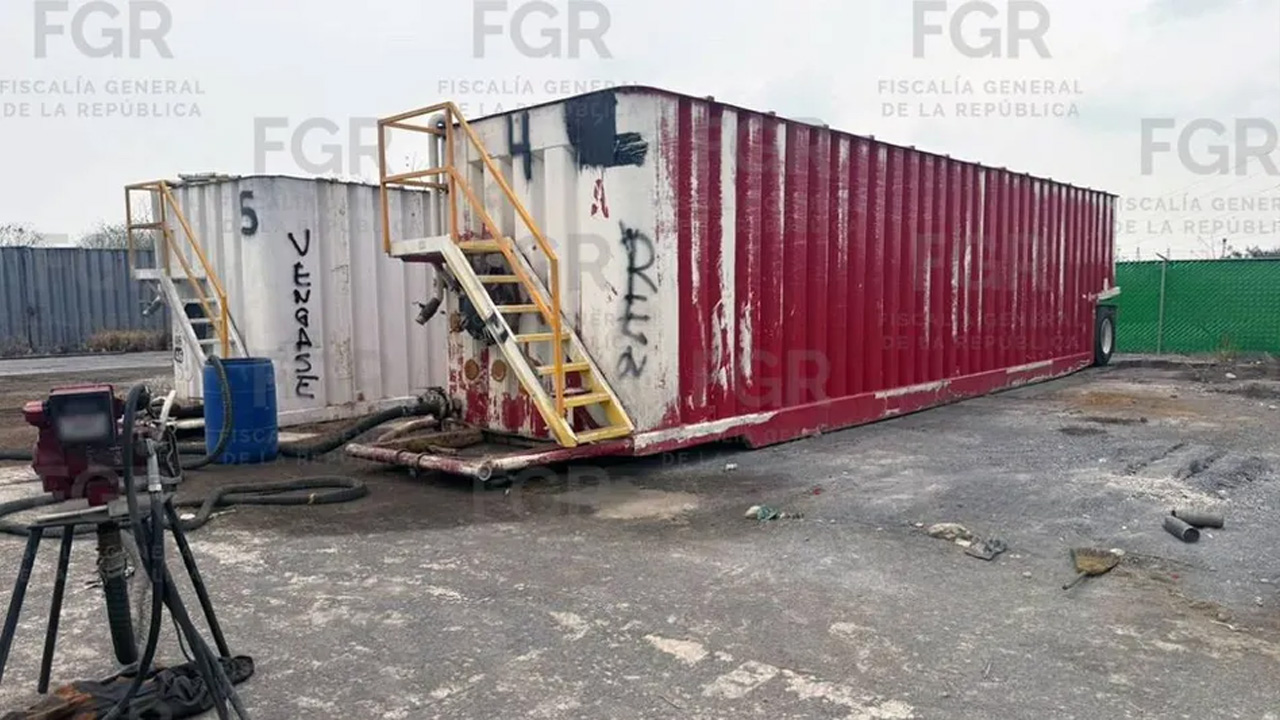 La FGR aseguró más de 170 mil litros de hidrocarburo en dos cateos en Cadereyta, Nuevo León.