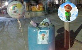 Altar con flores y globos en el lugar donde estaba la figura de Tontín en el Bosque Venustiano Carranza.