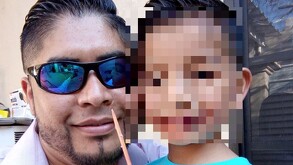 Hombre con lentes junto a un menor comiendo