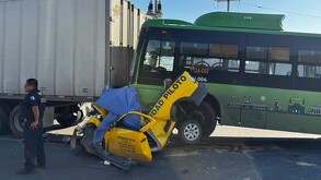 Camión color verde de la ruta T13A impactado contra la caja de un tráiler y con una camioneta amarilla prensada y comprimida en el medio