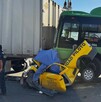 Camión color verde de la ruta T13A impactado contra la caja de un tráiler y con una camioneta amarilla prensada y comprimida en el medio