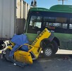 Camión color verde de la ruta T13A impactado contra la caja de un tráiler y con una camioneta amarilla prensada y comprimida en el medio