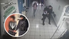 Captura de video de seguridad dentro de una escuela en Michoacán con un alumno siendo arrestado por un policía y sus compañeros siguiéndolo detrás