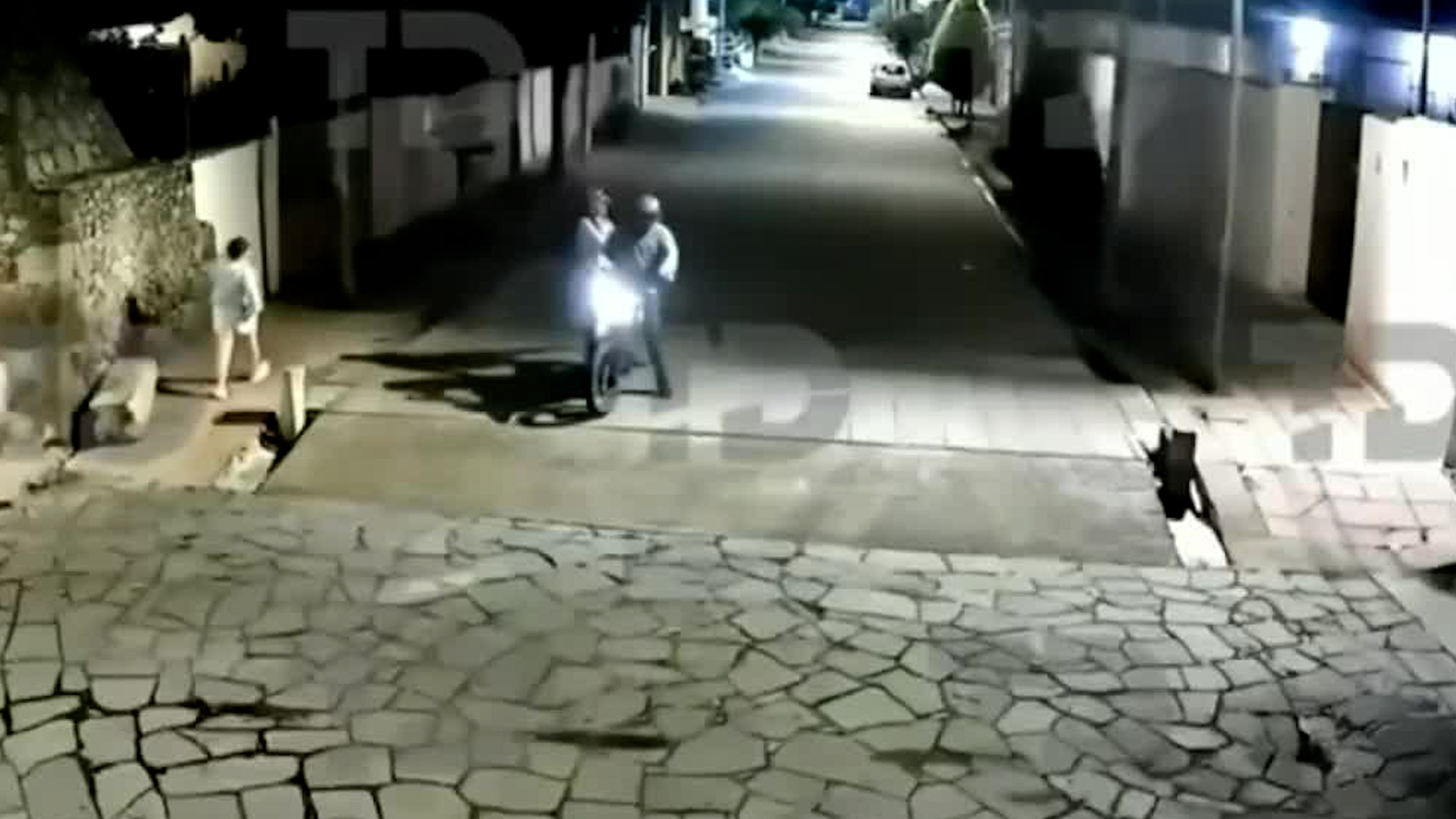 La menor corrió en busca de ayuda sin éxito. Los sujetos responsables dispararon a la madre y huyeron con sus pertenencias.