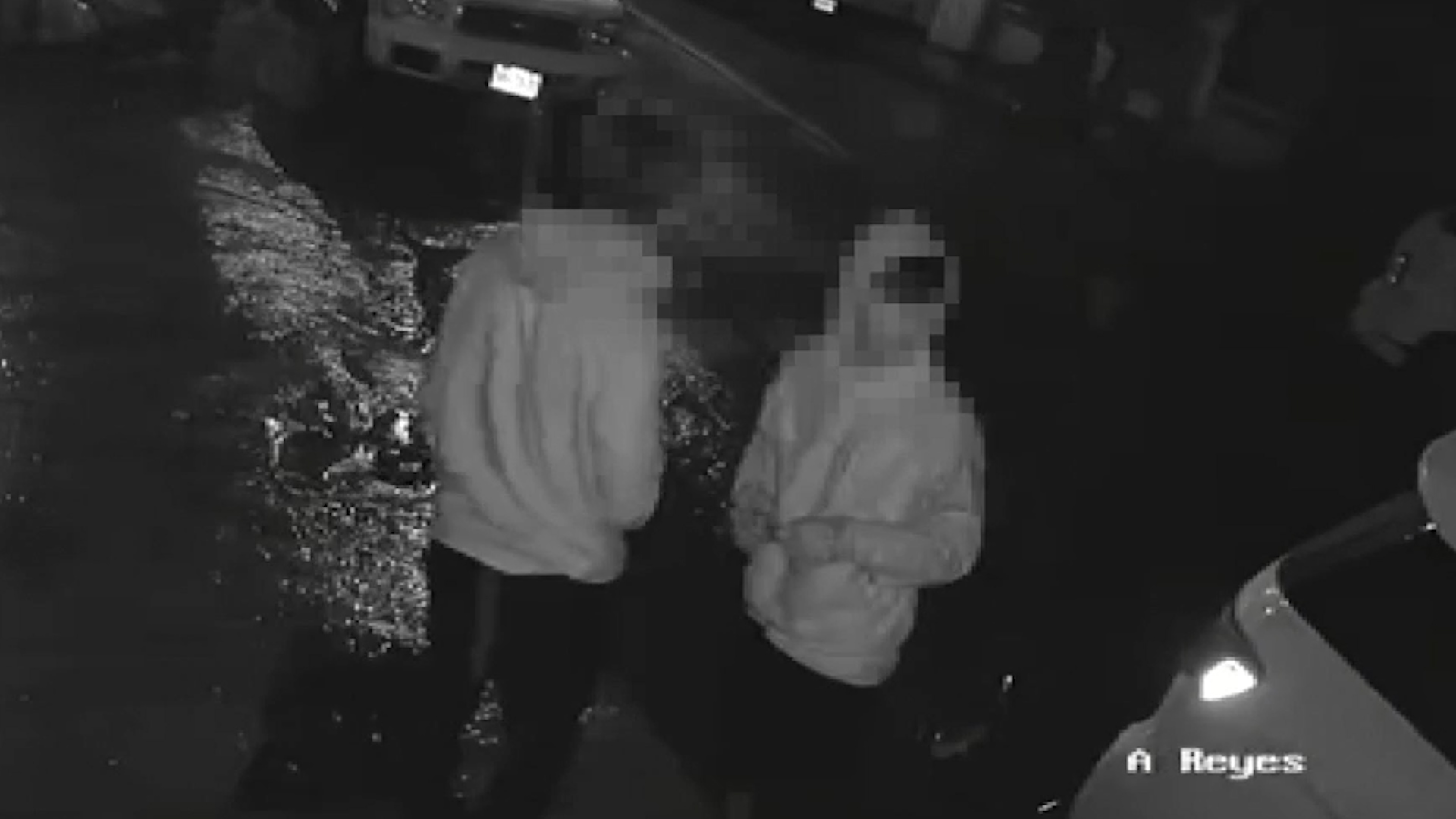 Una cámara de seguridad grabó el momento en que dos jóvenes roban una motocicleta en la Colonia Central de Monterrey. Se la llevaron empujando por la calle.