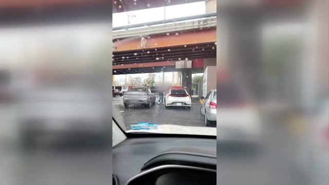 Dos conductores protagonizaron un pleito en plena avenida Félix U. Gómez, en Monterrey; el hecho quedó grabado y no dejó lesionados.