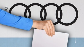 Mano sosteniendo un papel en una elección con el logo de Audi de fondo.