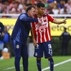 Director Técnico de las Chivas, Gabriel Milito, sostenido del hombro al centrocampista Daniel Aguirre en medio de una cancha de fútbol