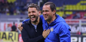 André Jardine y Nicolás Larcamón luego de un partido en Liga MX.