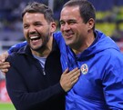 André Jardine y Nicolás Larcamón luego de un partido en Liga MX.