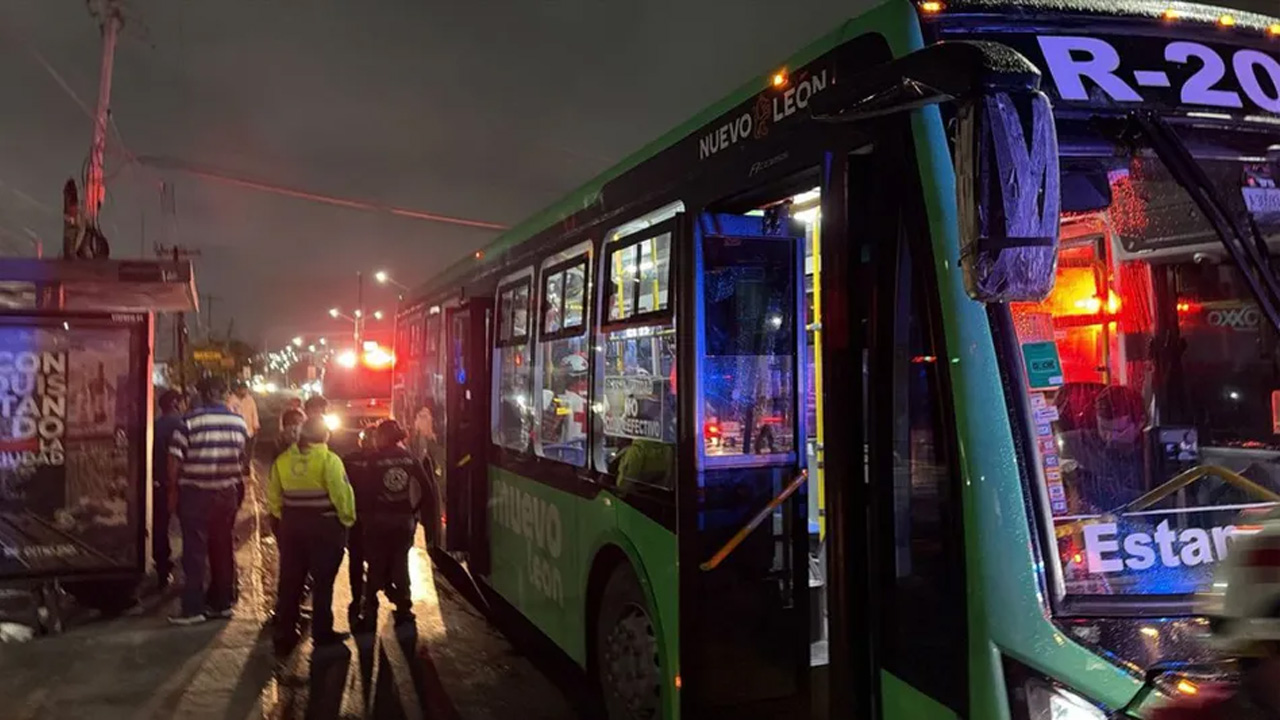 Un accidente entre dos camiones de transporte público en Santa Catarina, Nuevo León, dejó cinco personas lesionadas.