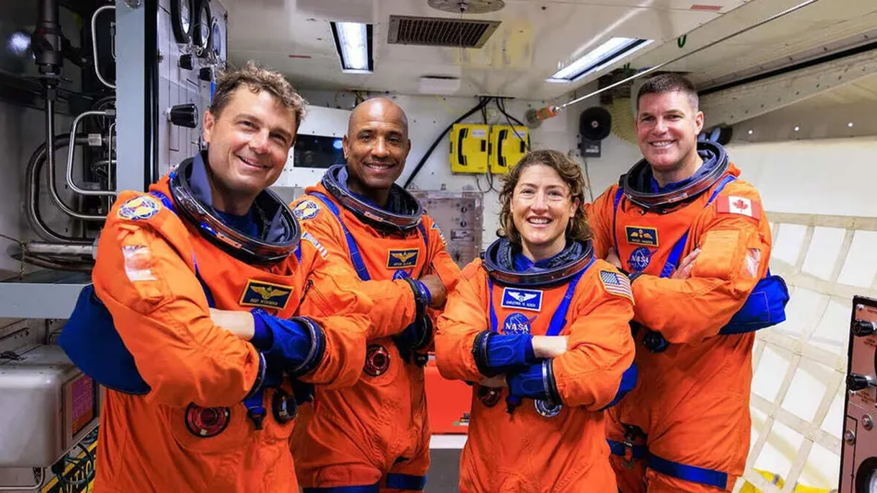 La misión Artemis II regresa a la Tierra tras rodear la Luna, marcando un hito al llevar a sus astronautas más lejos que cualquier otro ser humano.