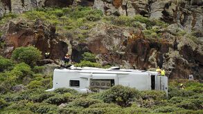 Cuadrillas de rescate trabajan en el lugar donde un autobús turístico cayó en un barranco.