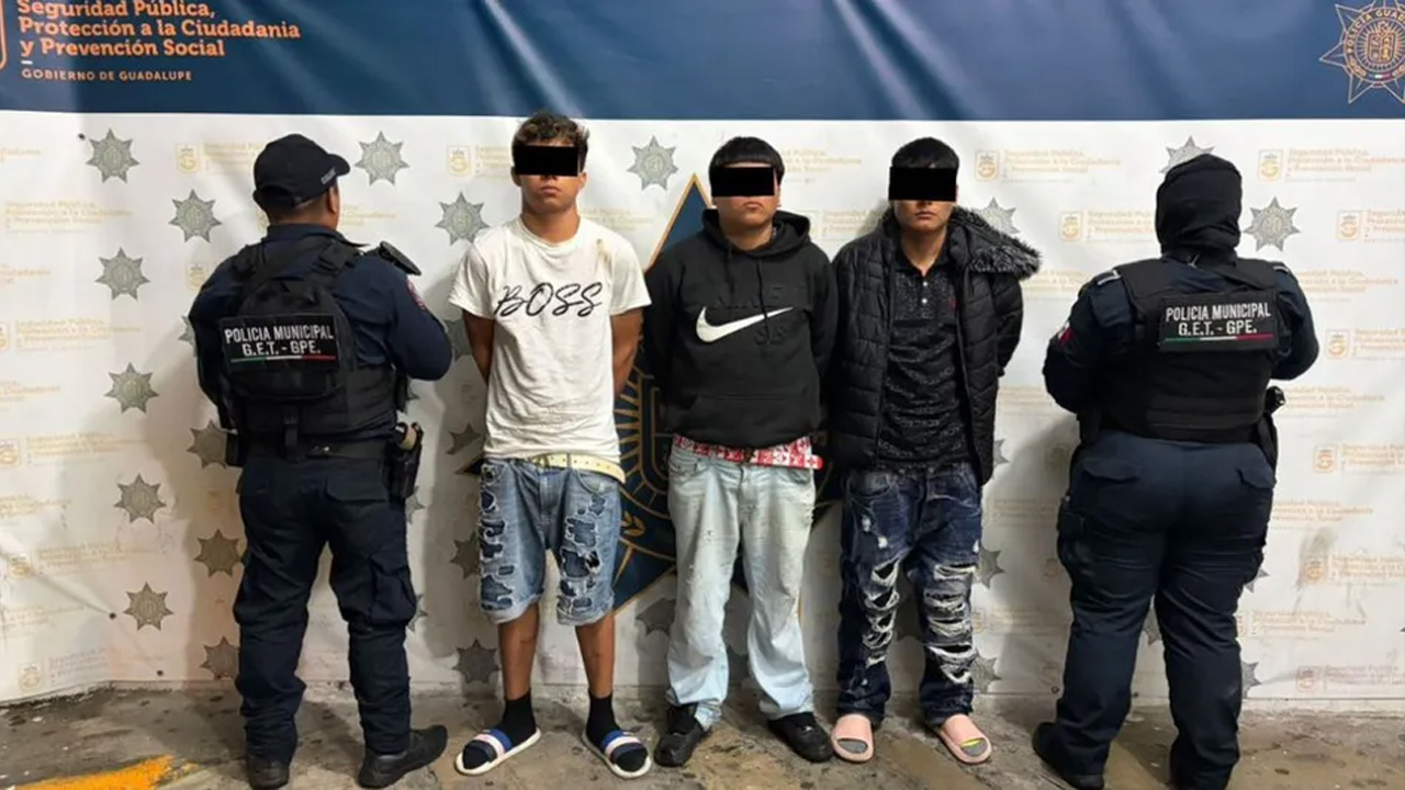 Tres jóvenes fueron detenidos en Guadalupe, Nuevo León, por presuntamente agredir a policías y causar daños a una patrulla en Guadalupe.