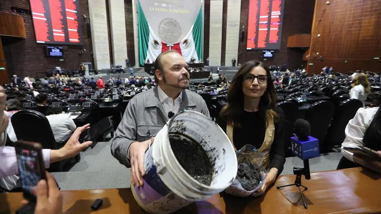 Diputados de Morena y MC protagonizaron un enfrentamiento en San Lázaro al lanzarse chapopote para exigir atención al derrame de hidrocarburos.